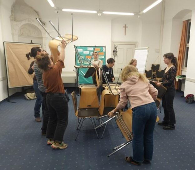 Workshop „Wer bringt uns eigentlich Mitbestimmung in selbstverwalteten Kontexten bei? – Einführung in die Betzavta-Methode“