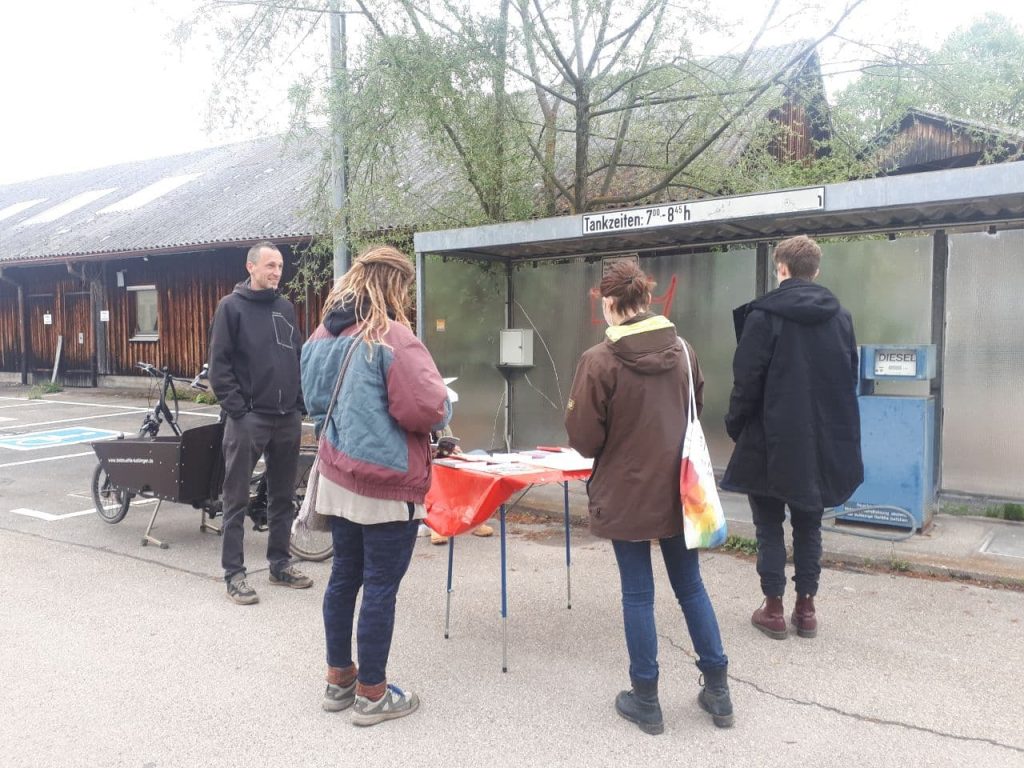 Studierende der Universität während der Stadterkundung auf einem Stadtentwicklungsareal in Tübingen
